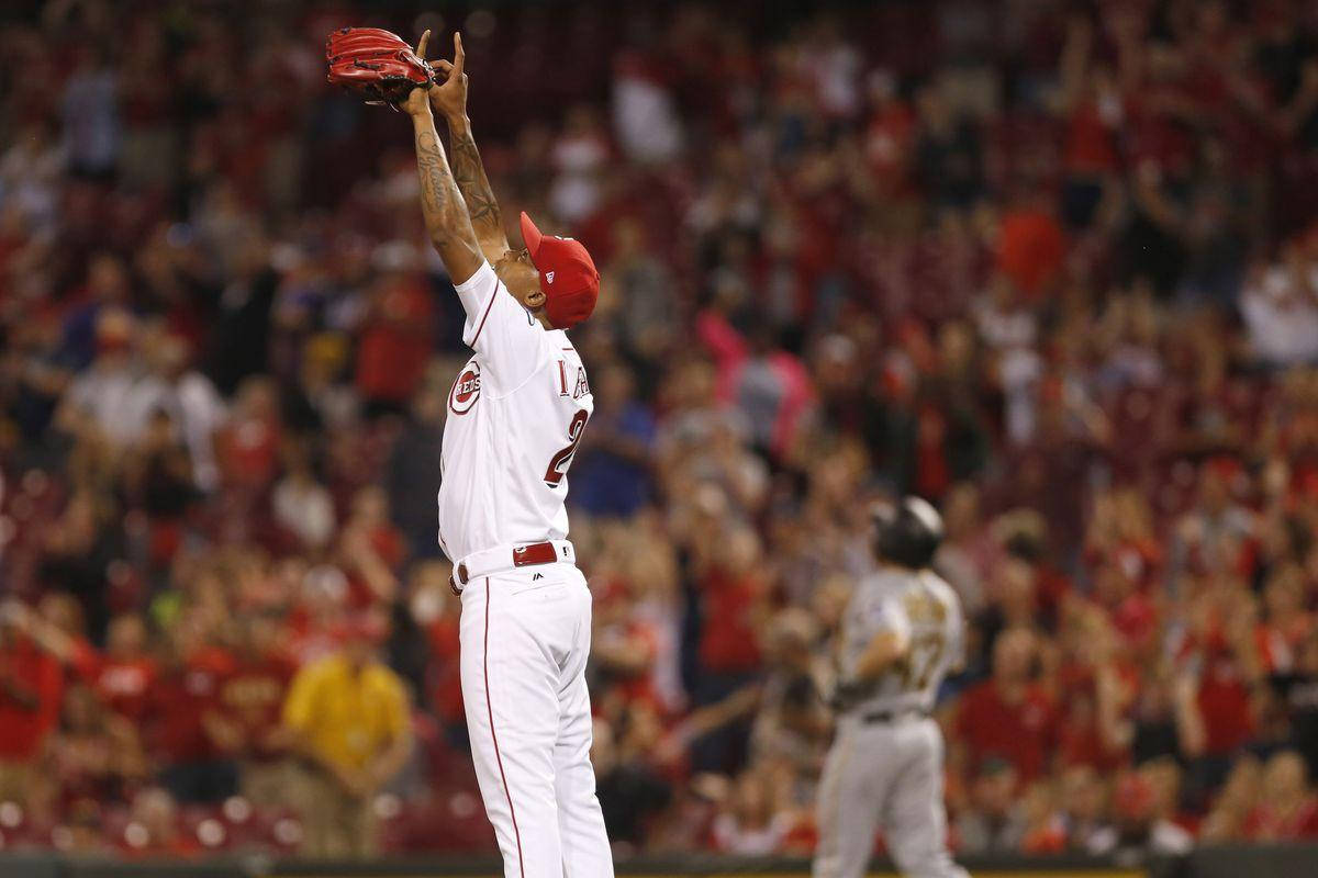 Raiseliglesias Höj Händerna (in Reference To A Computer Or Mobile Wallpaper Featuring A Picture Of Raisel Iglesias With His Hands Up) Wallpaper