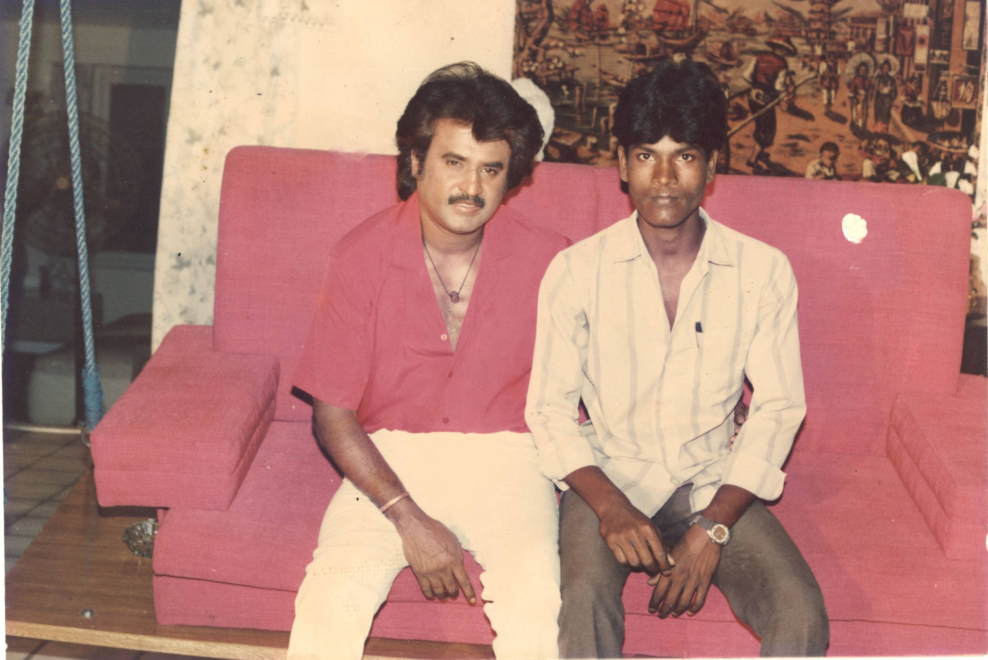 Rajinikanthcon Amigo En El Sofá Fondo de pantalla