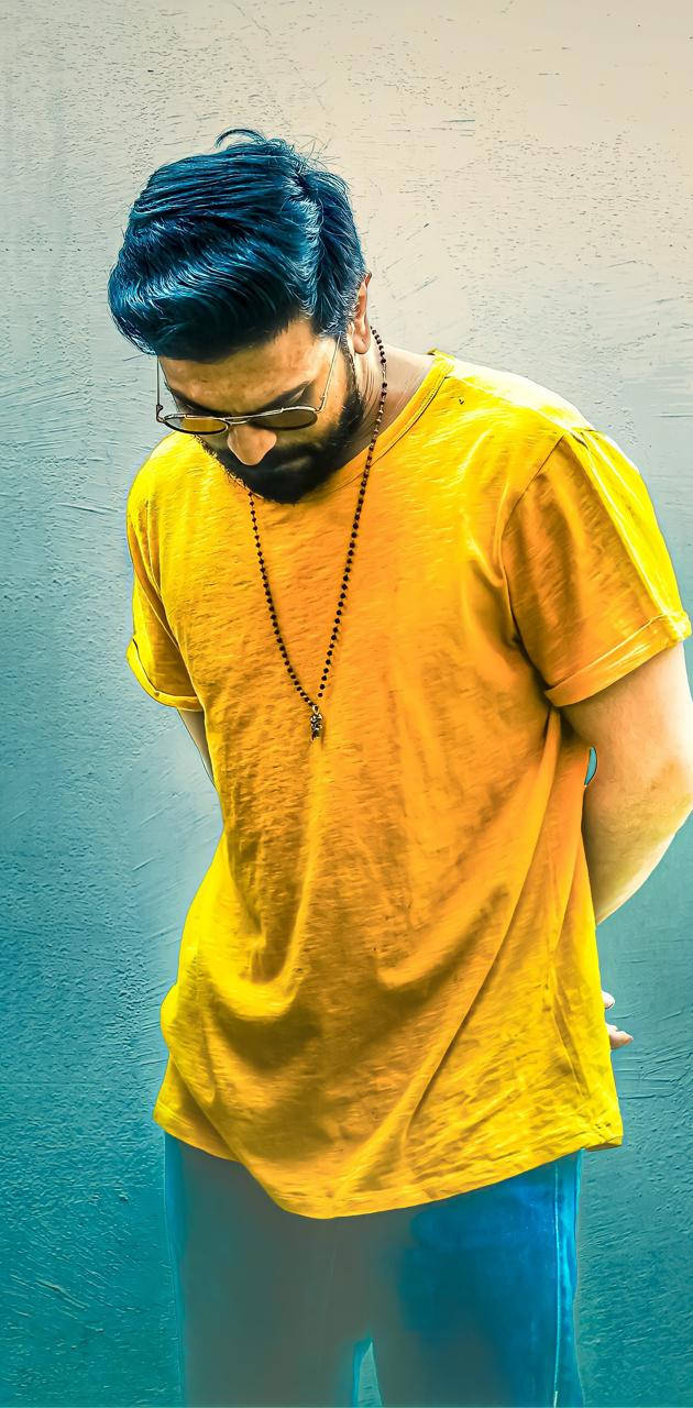 Ramcharan In Einem Gelben Hemd Wallpaper