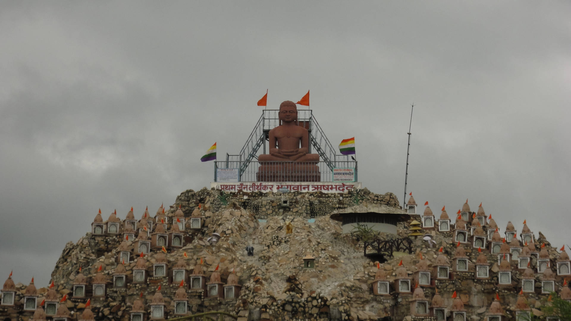 Ram Ji Roccia Statua In Montagna Sfondo