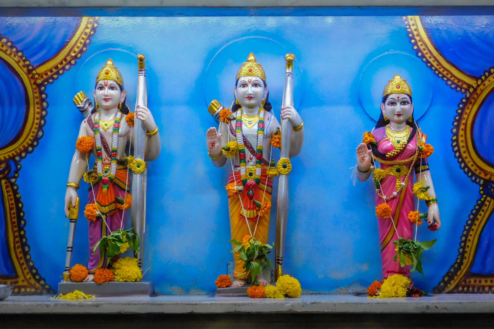 Statuenvon Ram, Sita Und Lakshman Wallpaper
