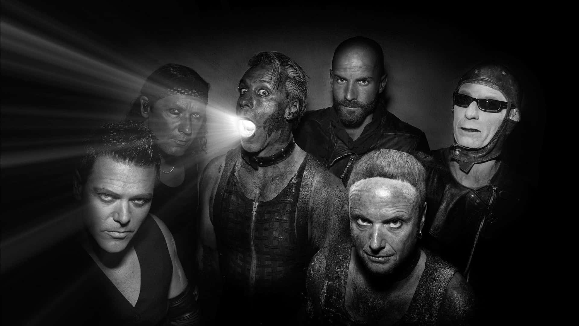 Anggota Band Rammstein Dengan Pencahayaan Dramatis Wallpaper