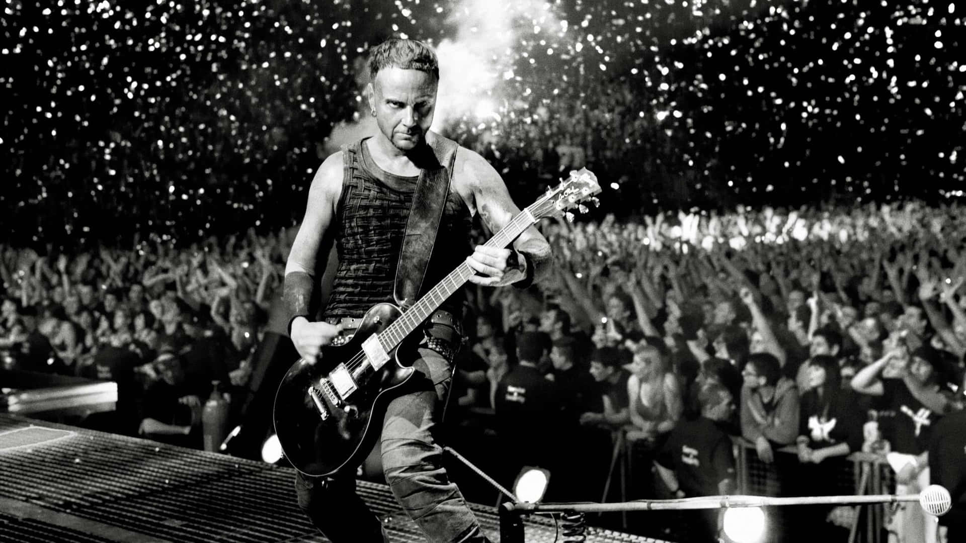 Penampilan Live Gitaris Rammstein Wallpaper