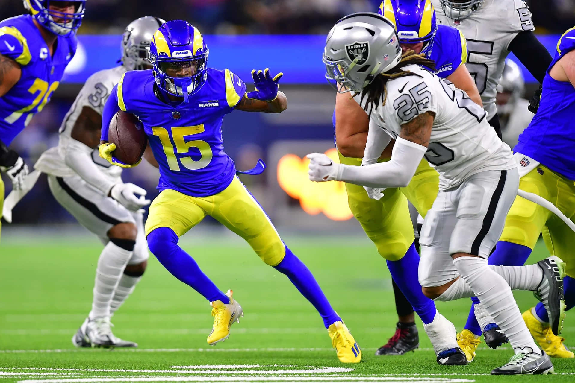 Joueur Des Rams Esquivant Un Plaquage Pendant Le Match Fond d'écran