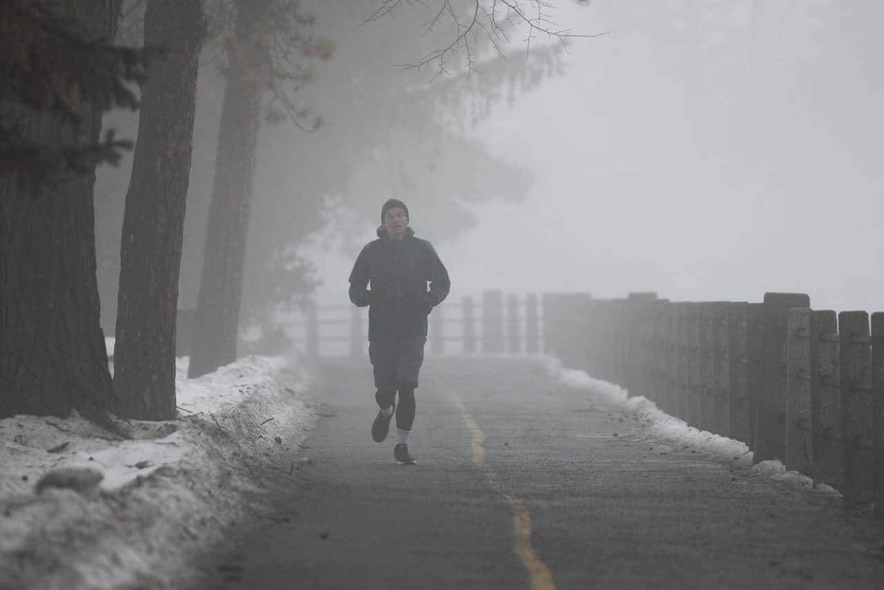 Personacasuale Che Corre Su Una Strada Nebbiosa Sfondo