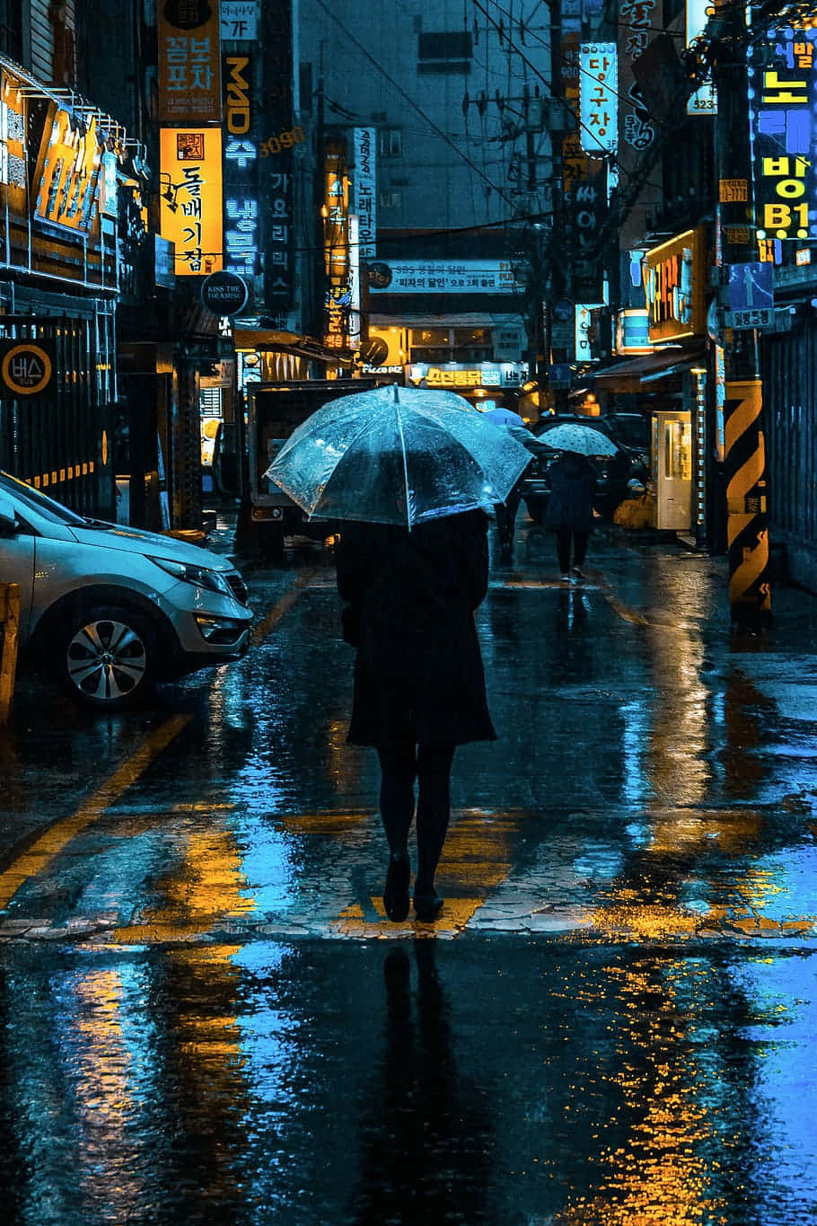 En tilfældig person går i regnvejr Wallpaper