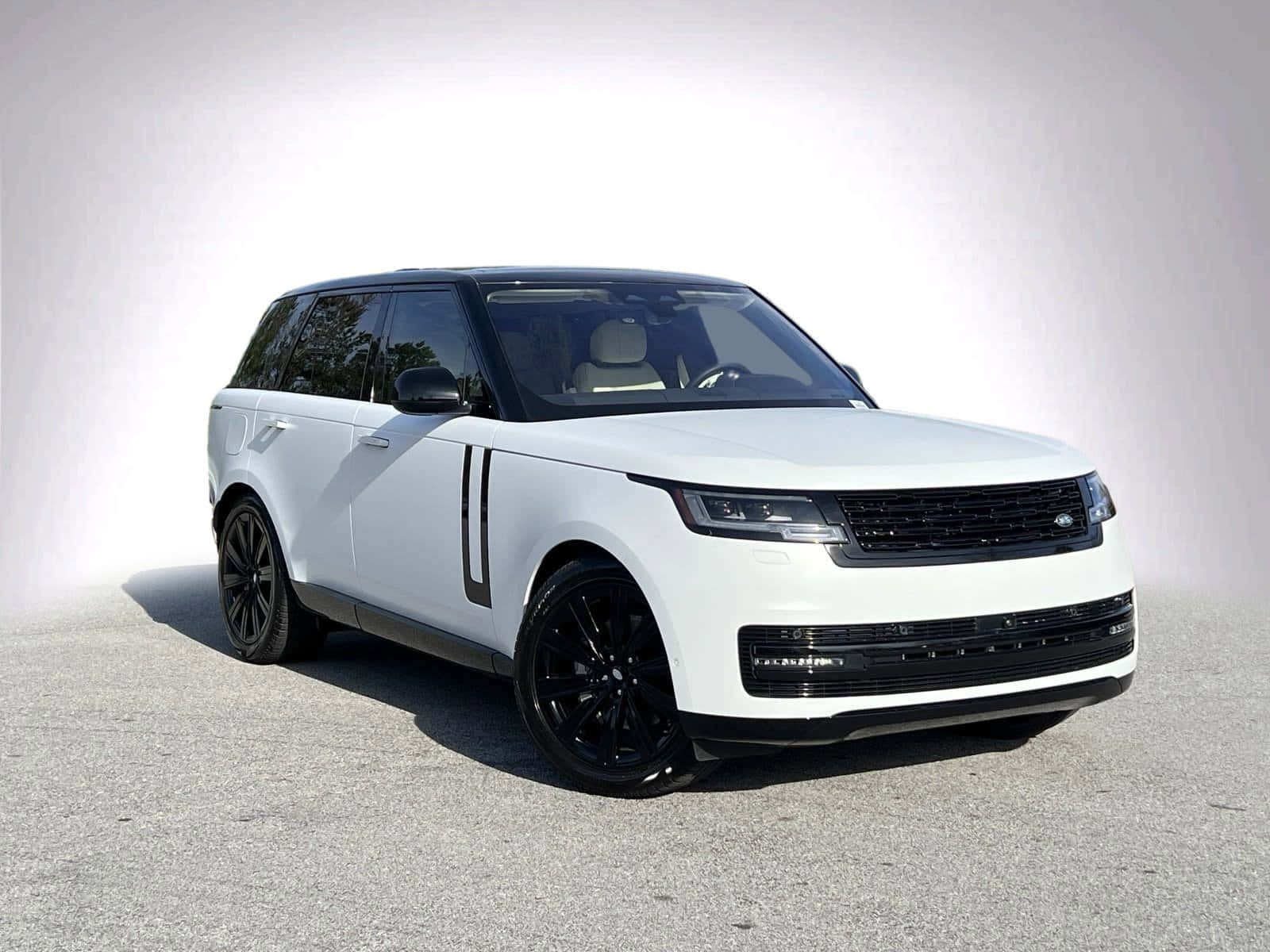 Envit Range Rover Parkerad På En Parkeringsplats