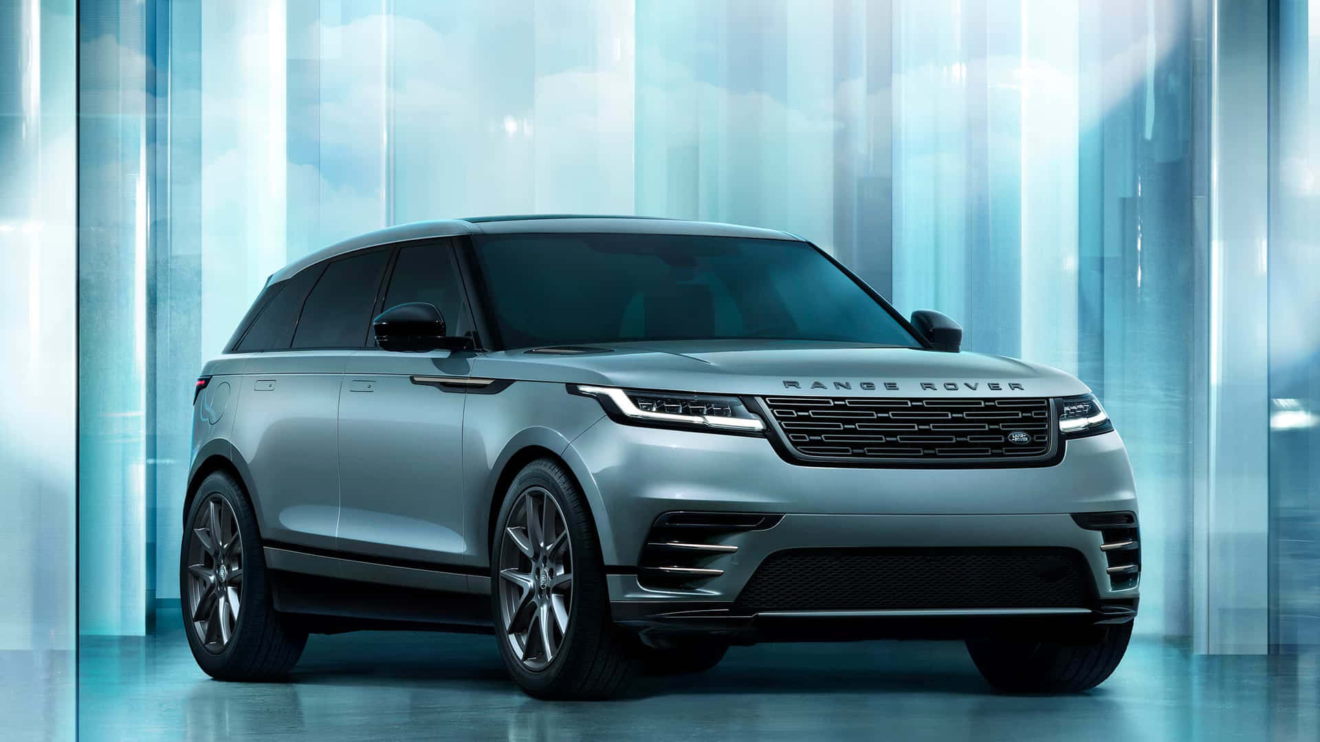 The New Range Rover Vogue Is Shown In A Dark Room