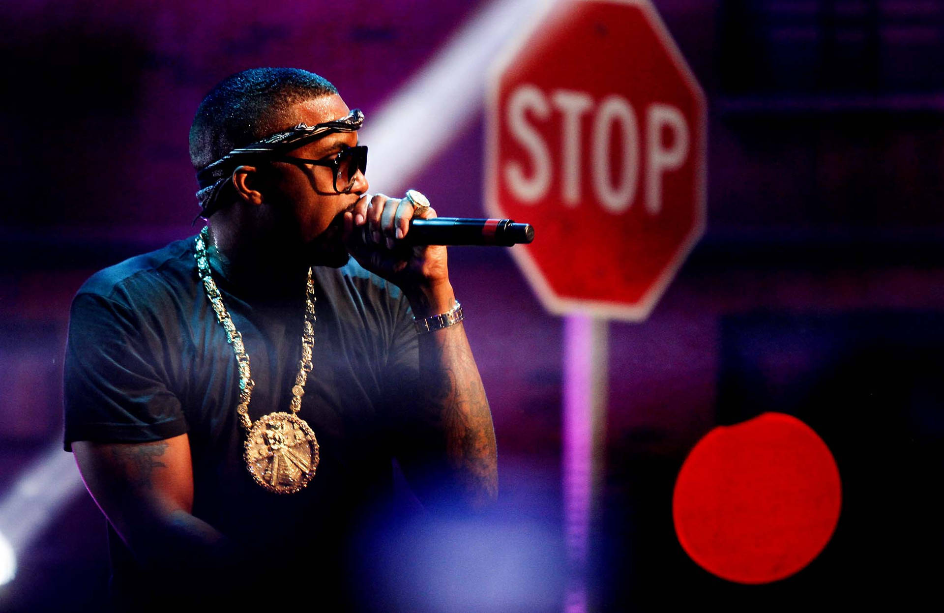 Rapper Nas In Illmatic Live Concert Wallpaper