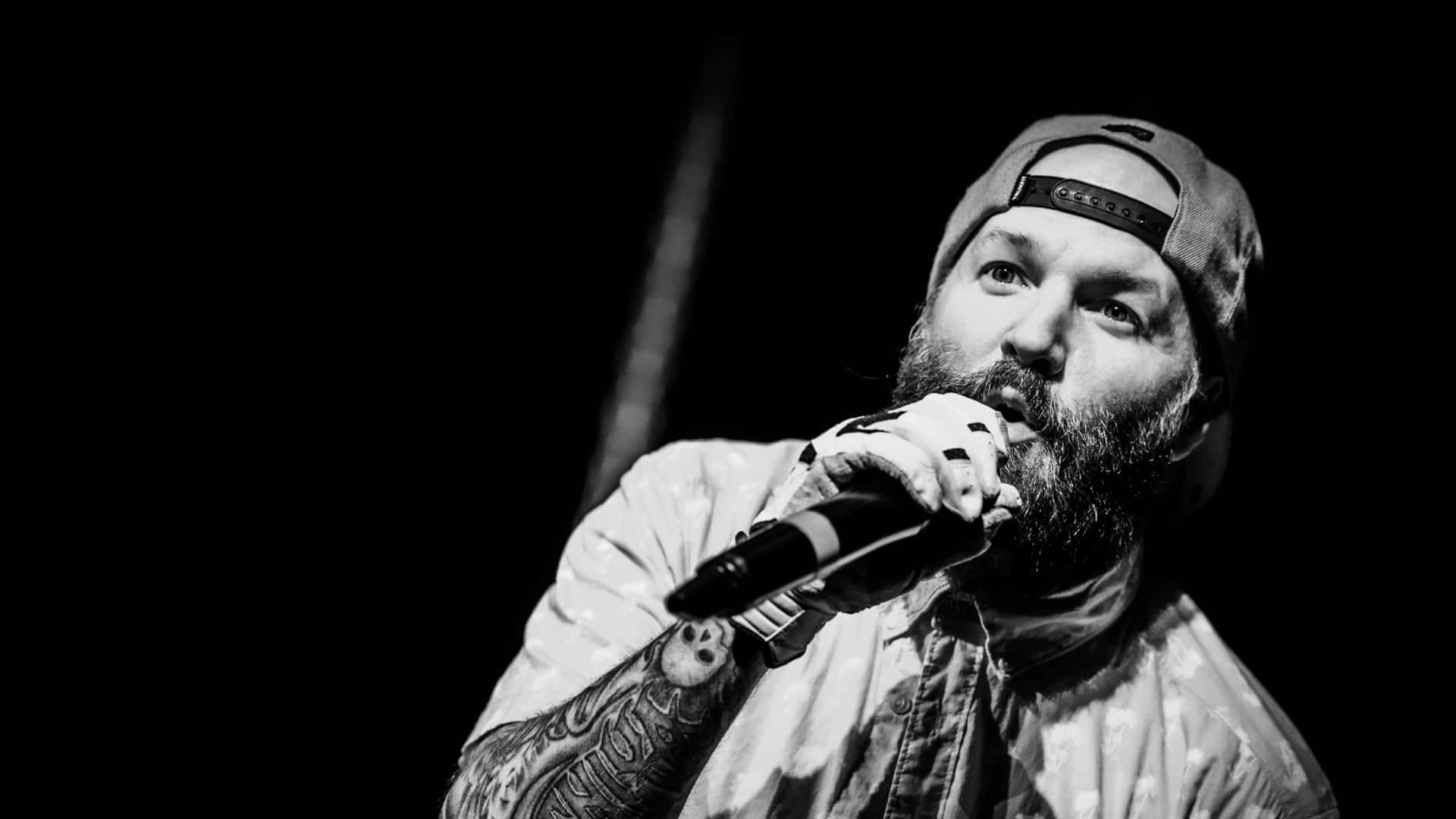 Performance De Rappeur En Noir Et Blanc Fond d'écran