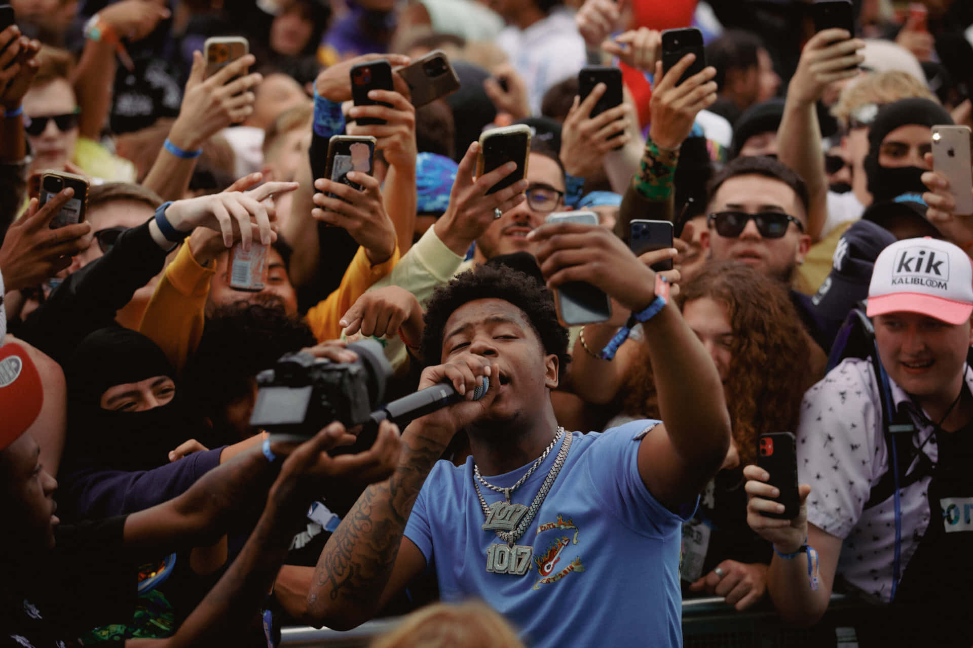 Rapper Performance Crowd Interaction Wallpaper
