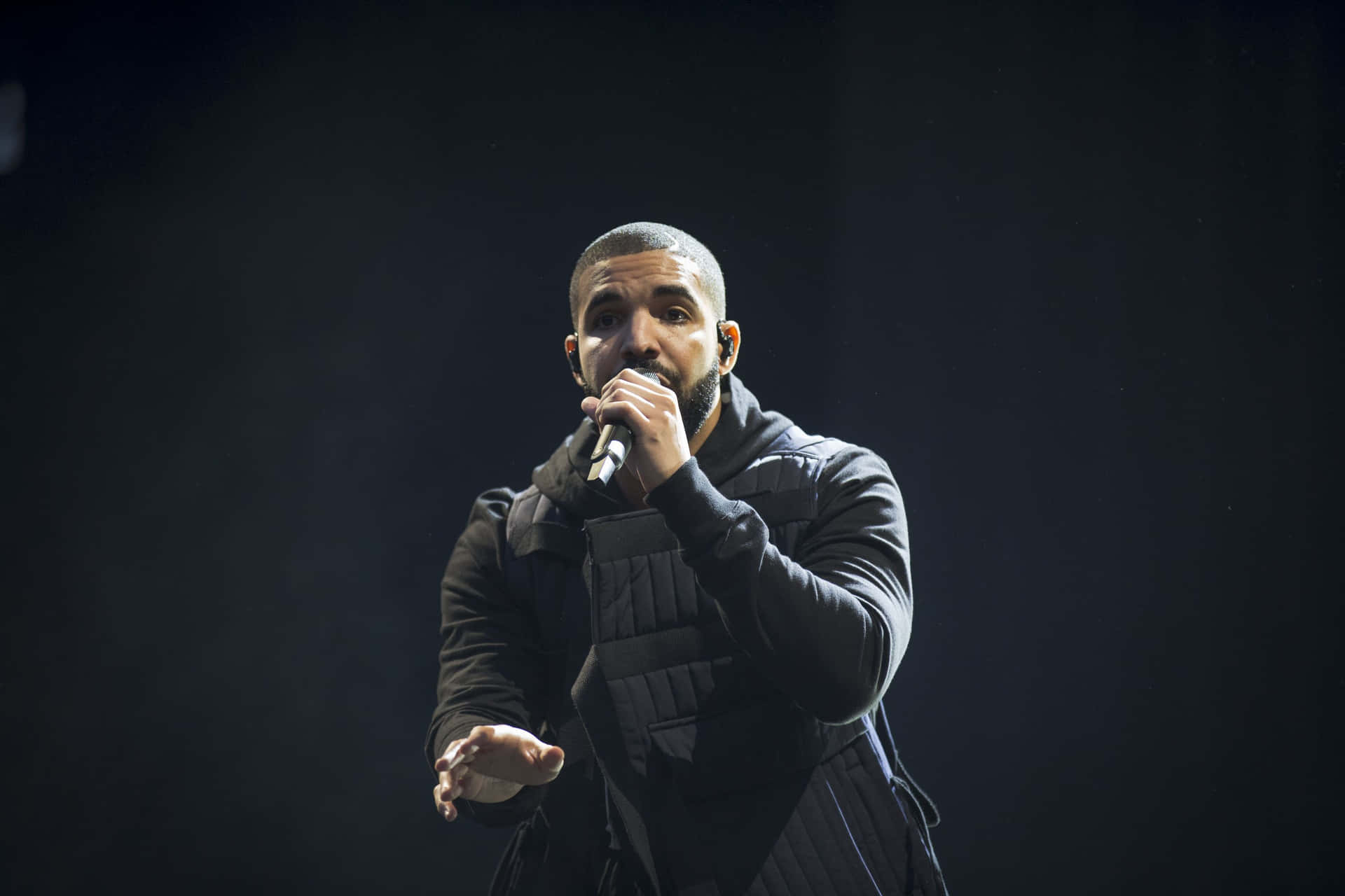 Rappercanadiense Drake Actuando En El Escenario.