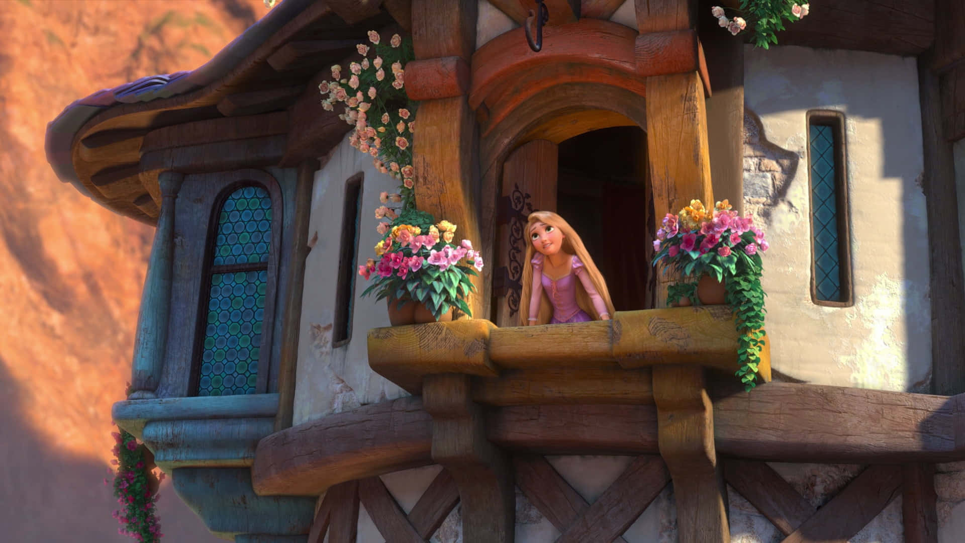 Rapunzelshus Med Blommor På Balkongen.