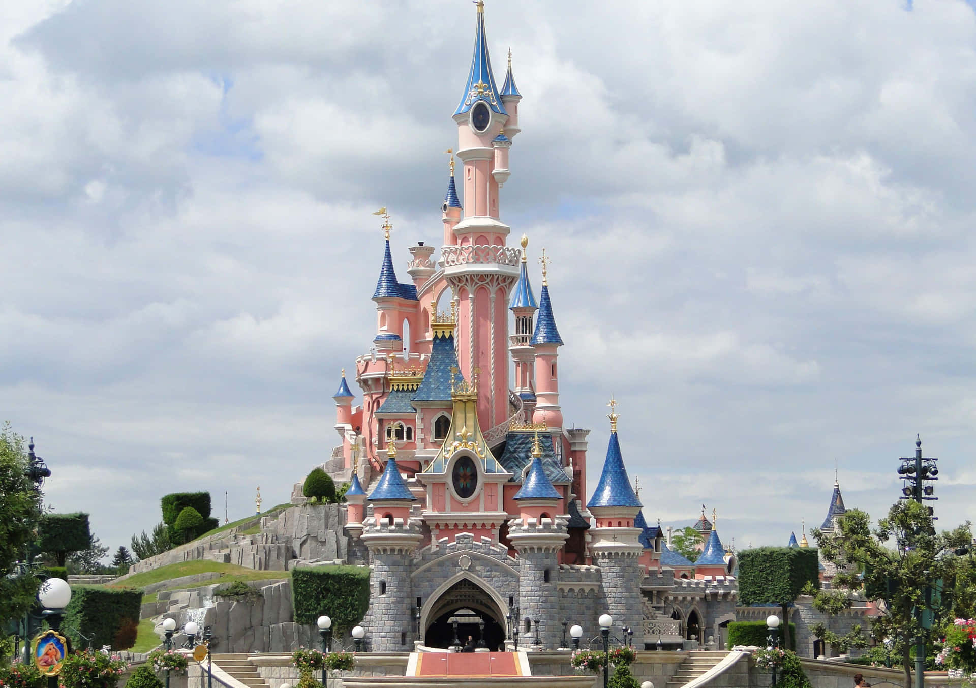 Rapunzel's Castle In Disneyland Paris Wallpaper