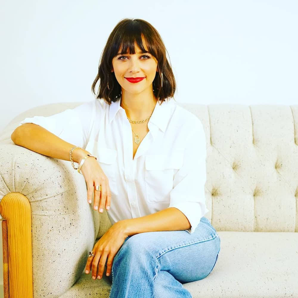 Rashida Jones sidde på sofaen med hvide toppe Wallpaper