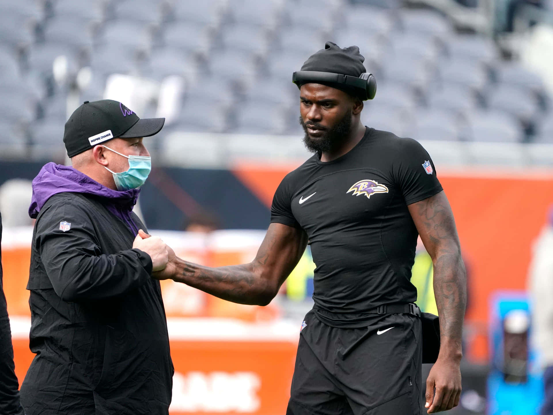 Joueur Des Ravens Fist Bump Avec L'entraîneur Fond d'écran