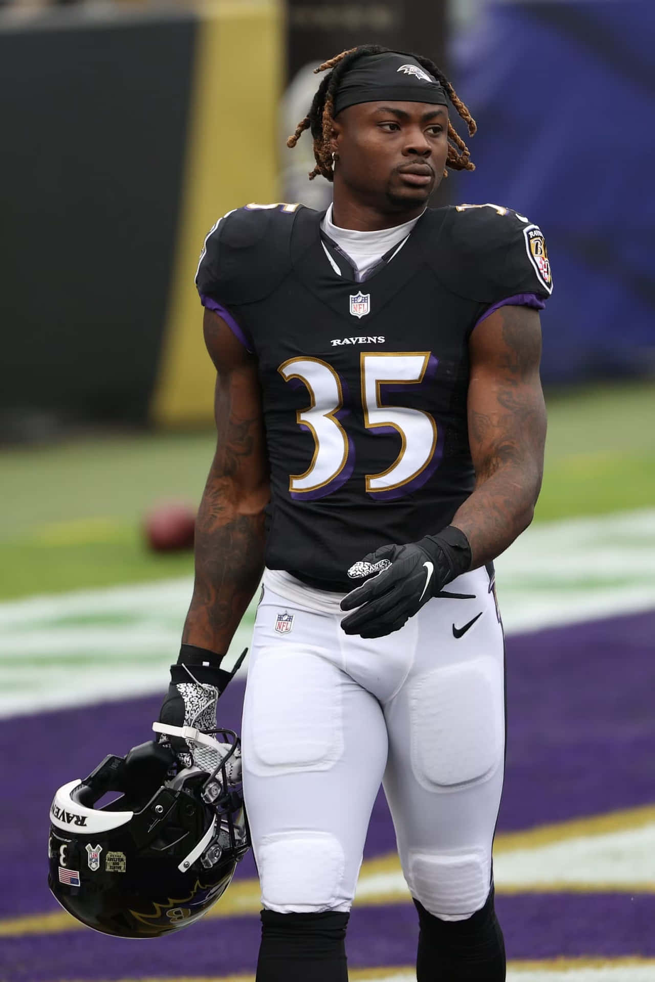 Ravens Player Gus Edwards35 On Field Wallpaper