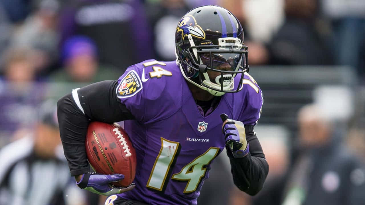 Pemain Ravens Berlari Dengan Bola Sepak Wallpaper