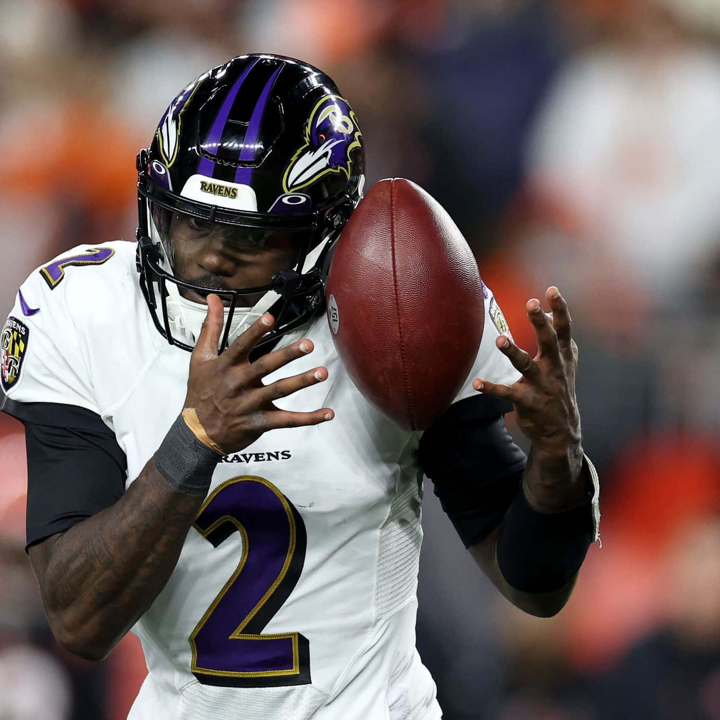 Quarterback Des Ravens Attrape Le Football Fond d'écran