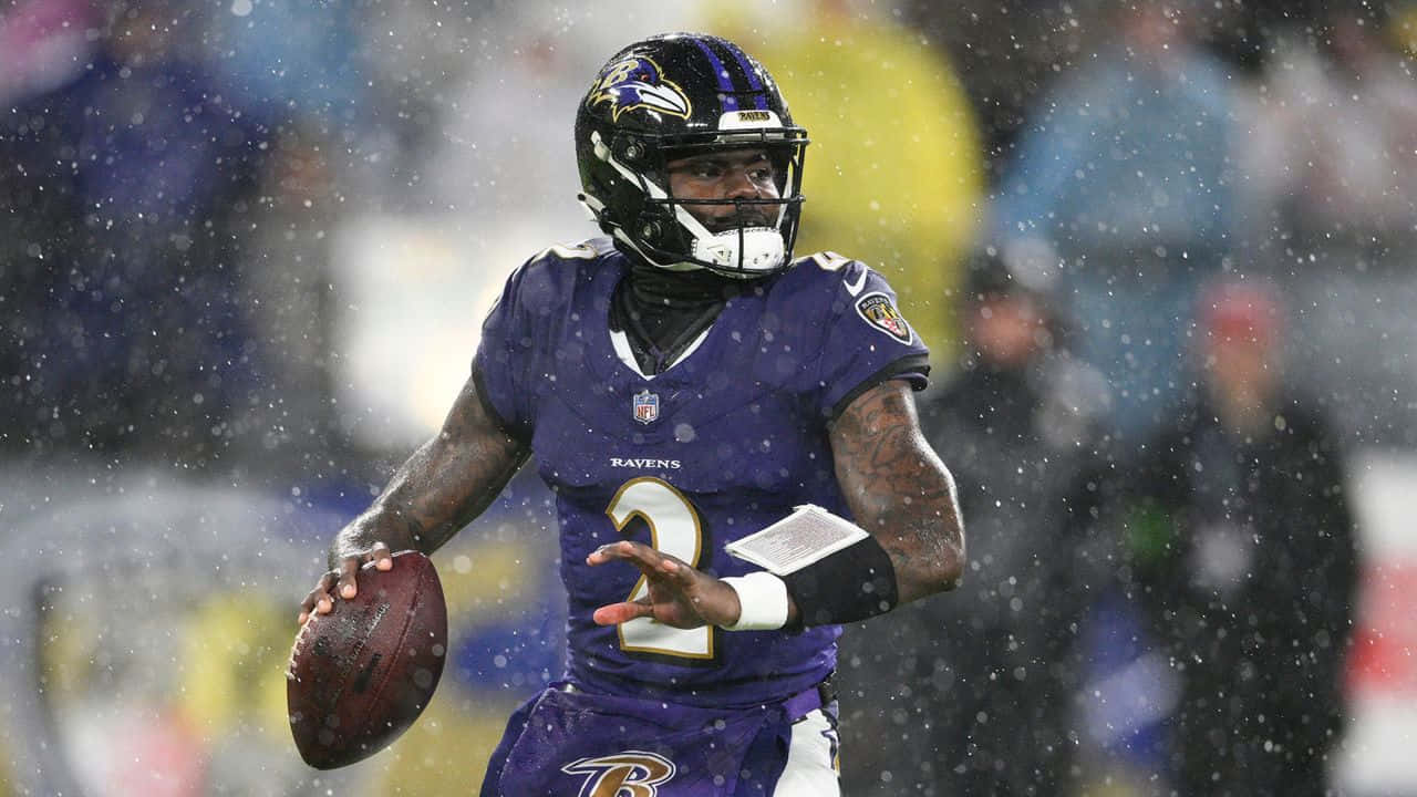 Ravens Quarterback In Regenwedstrijd Achtergrond