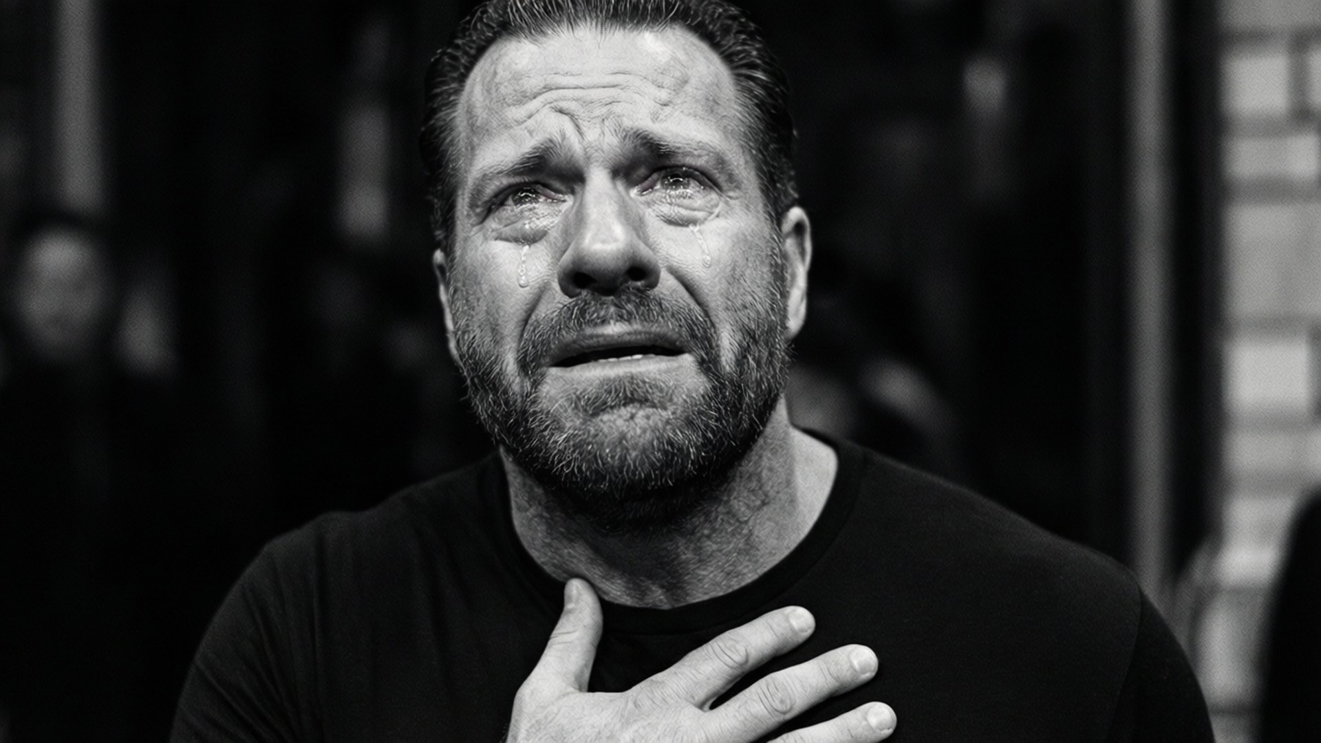 Emosjonell Paul Heyman i svart-hvitt.