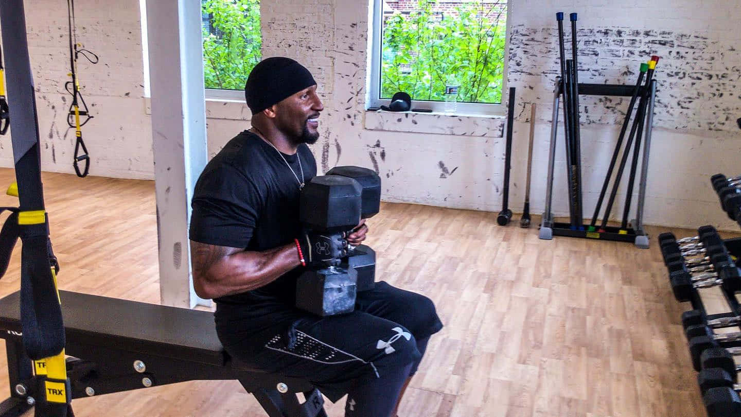 Ray Lewis Trainingwith Dumbbells Wallpaper