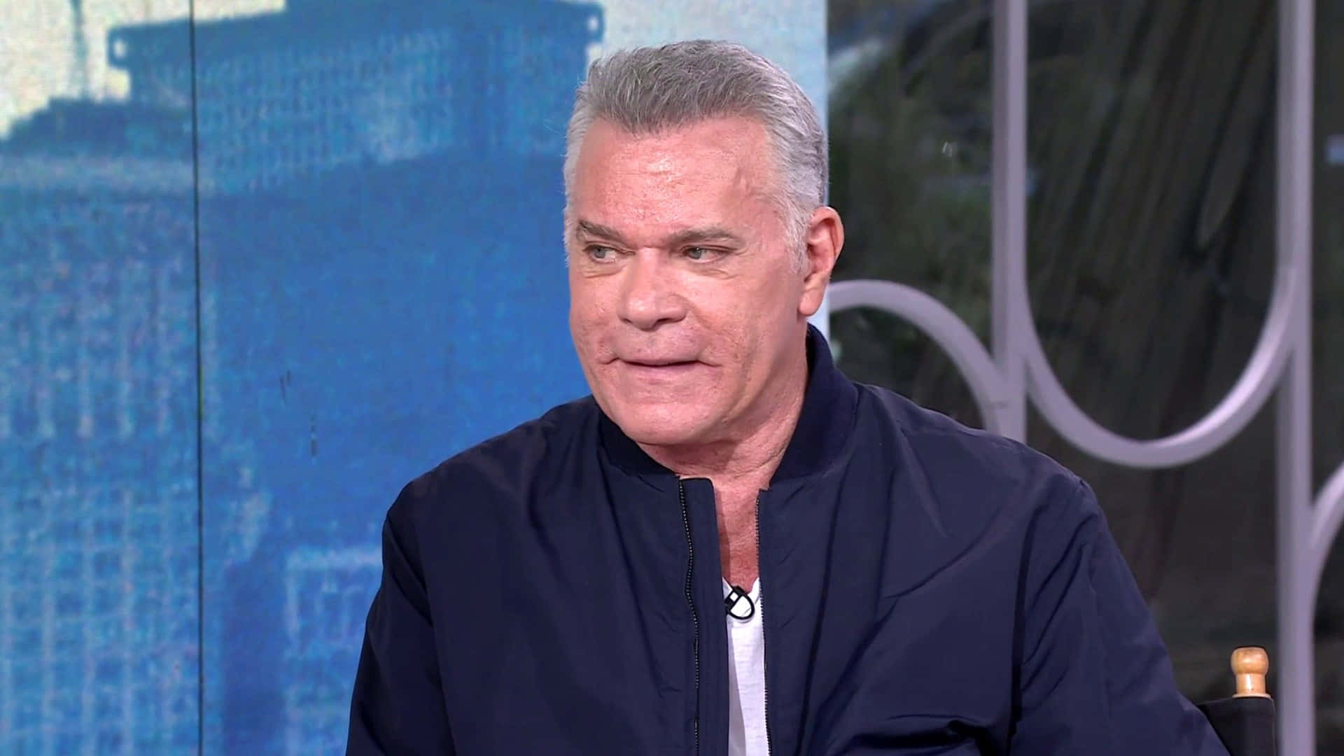 Ray Liotta Met Een Serieuze Blik Achtergrond