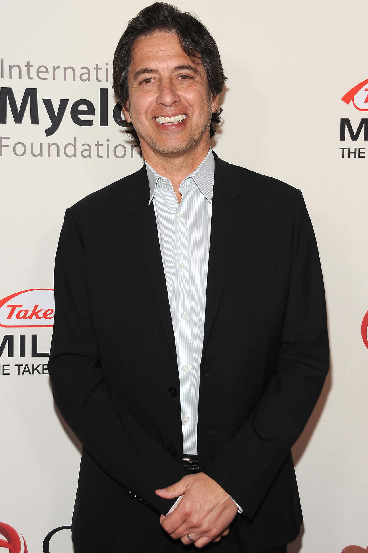 Ray Romano, American actor and comedian looking off into the distance Wallpaper