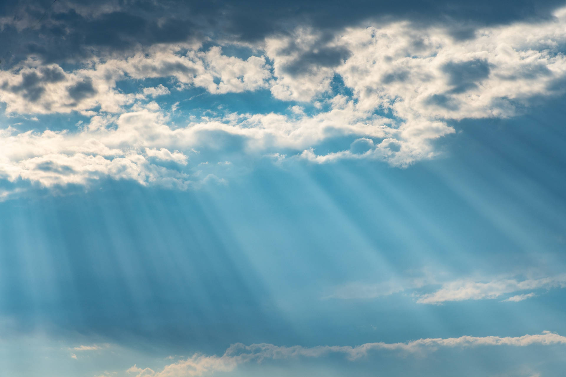 Rayosde Luz Provenientes De Una Nube Estética De Color Azul. Fondo de pantalla