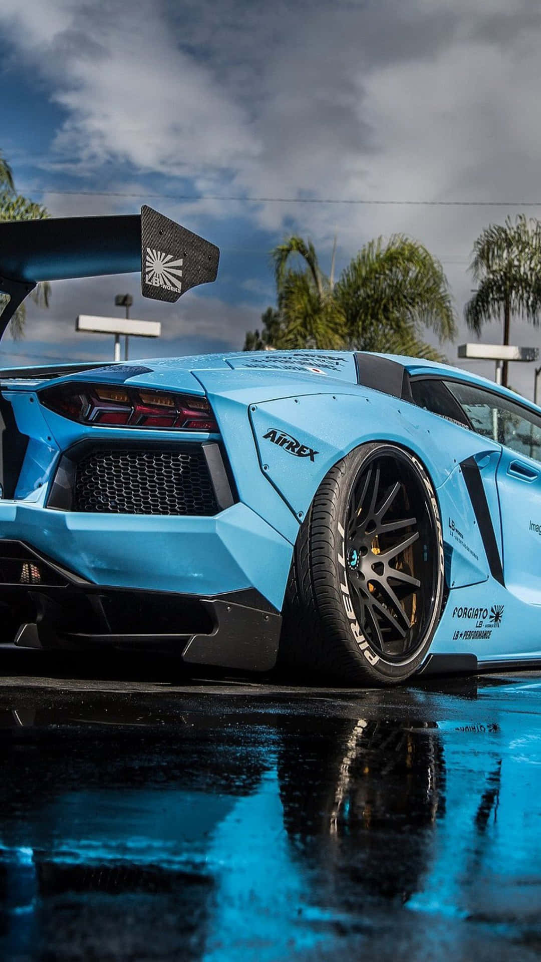 En blå Lamborghini GT4 parkeret i regnen Wallpaper