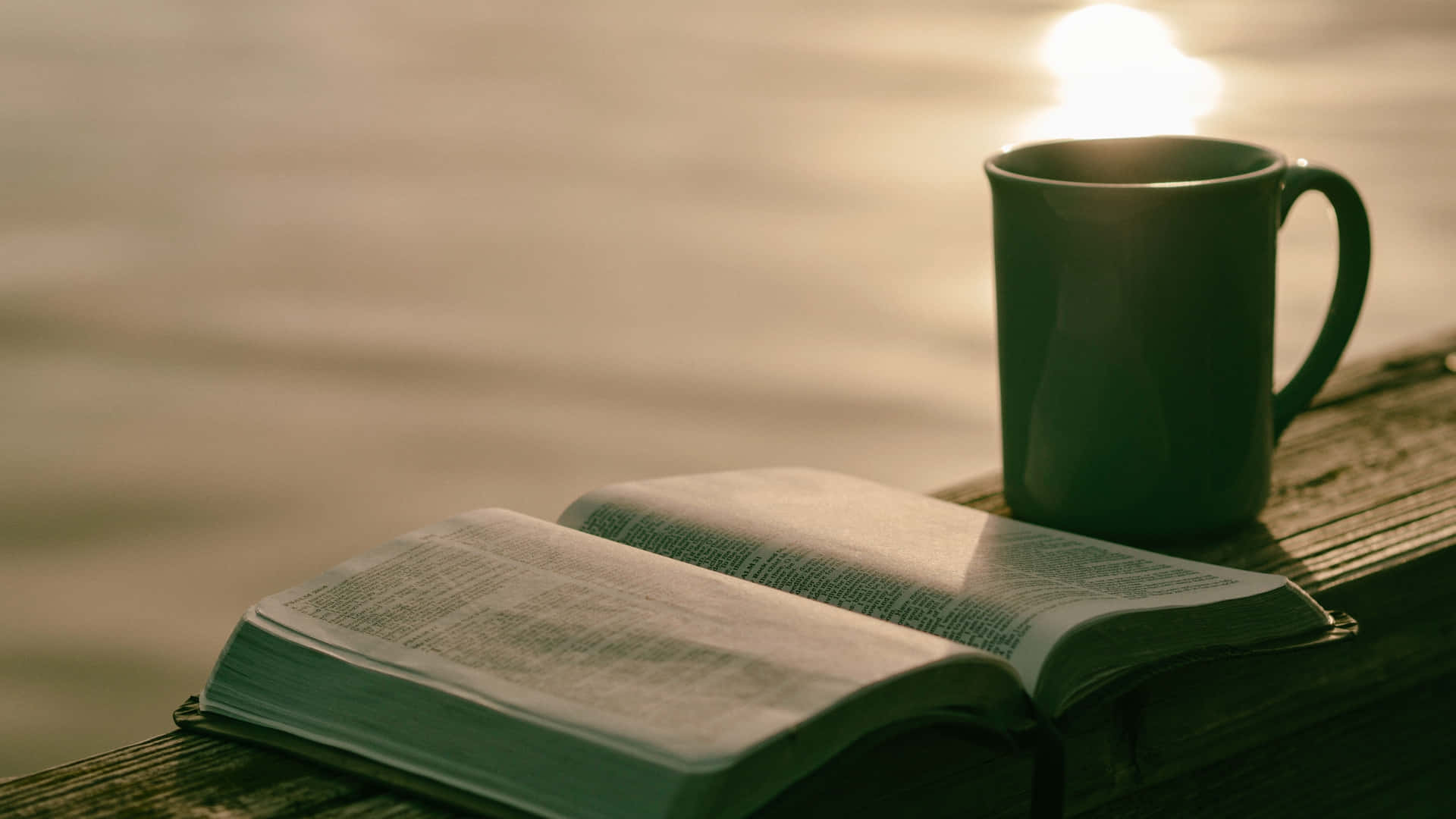 Einebibel Und Eine Tasse Kaffee Auf Einem Steg