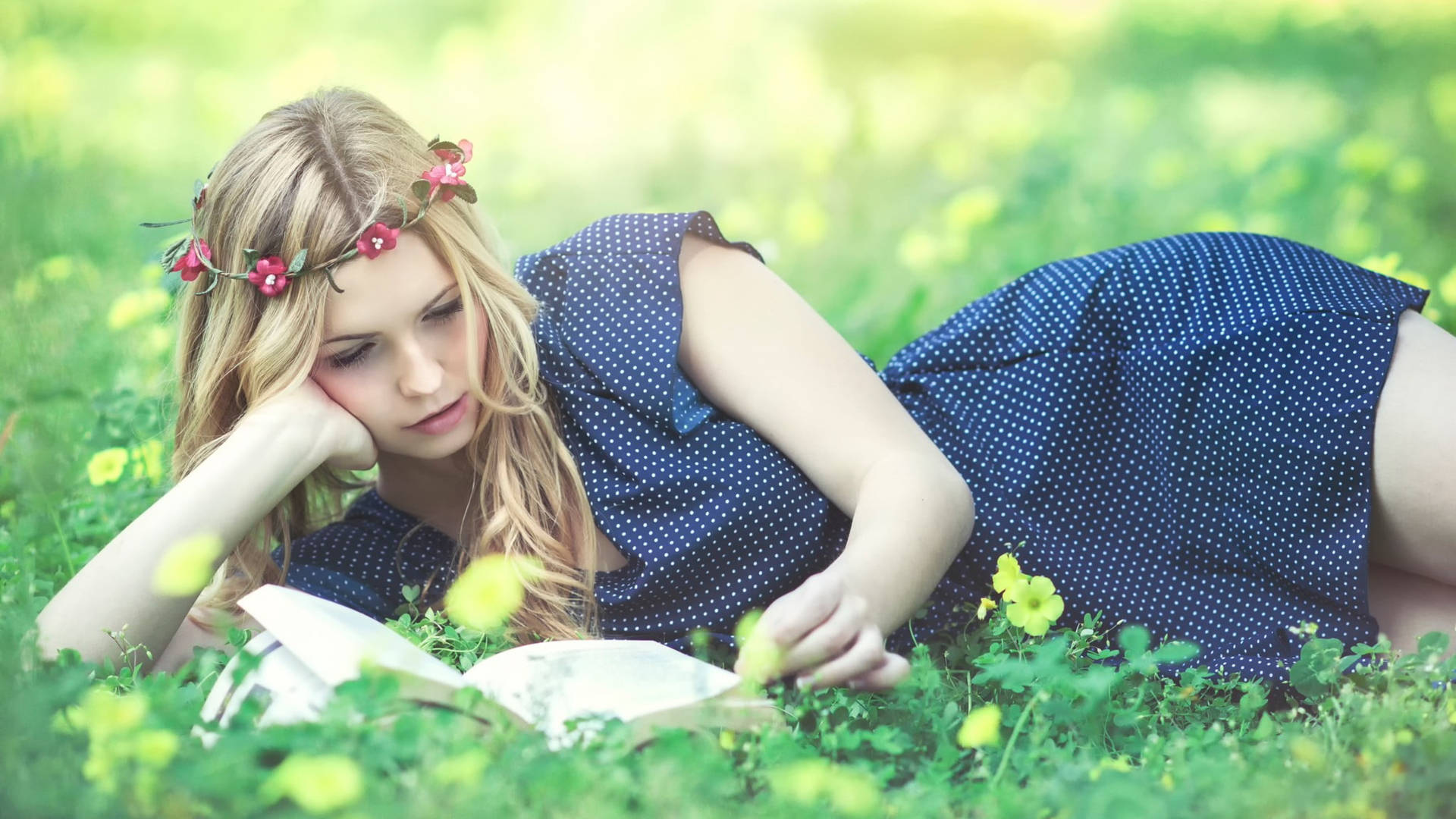 Reading Girl In Field Wallpaper
