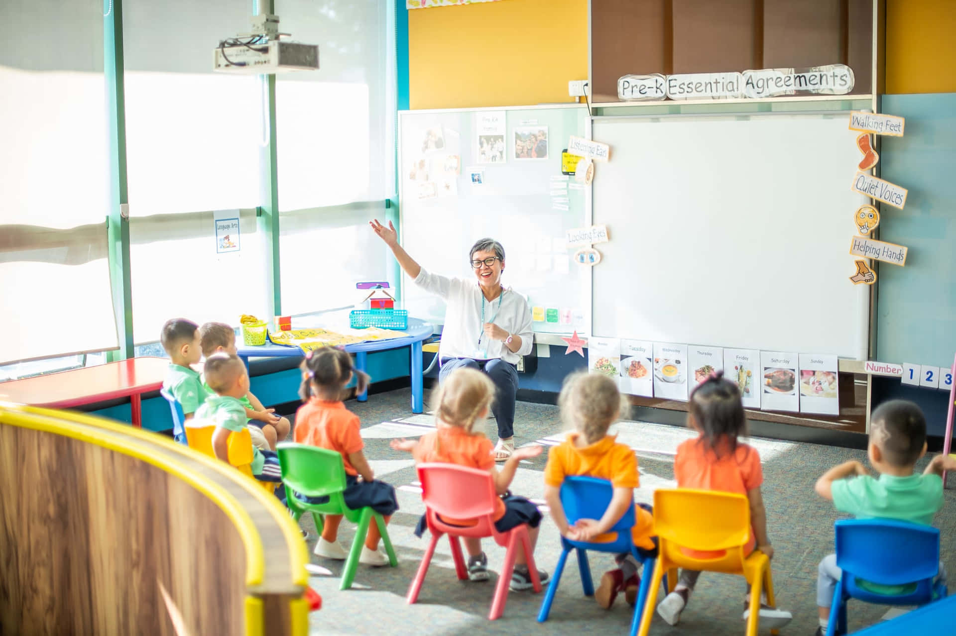 Enlärare Undervisar Barn I Ett Klassrum.