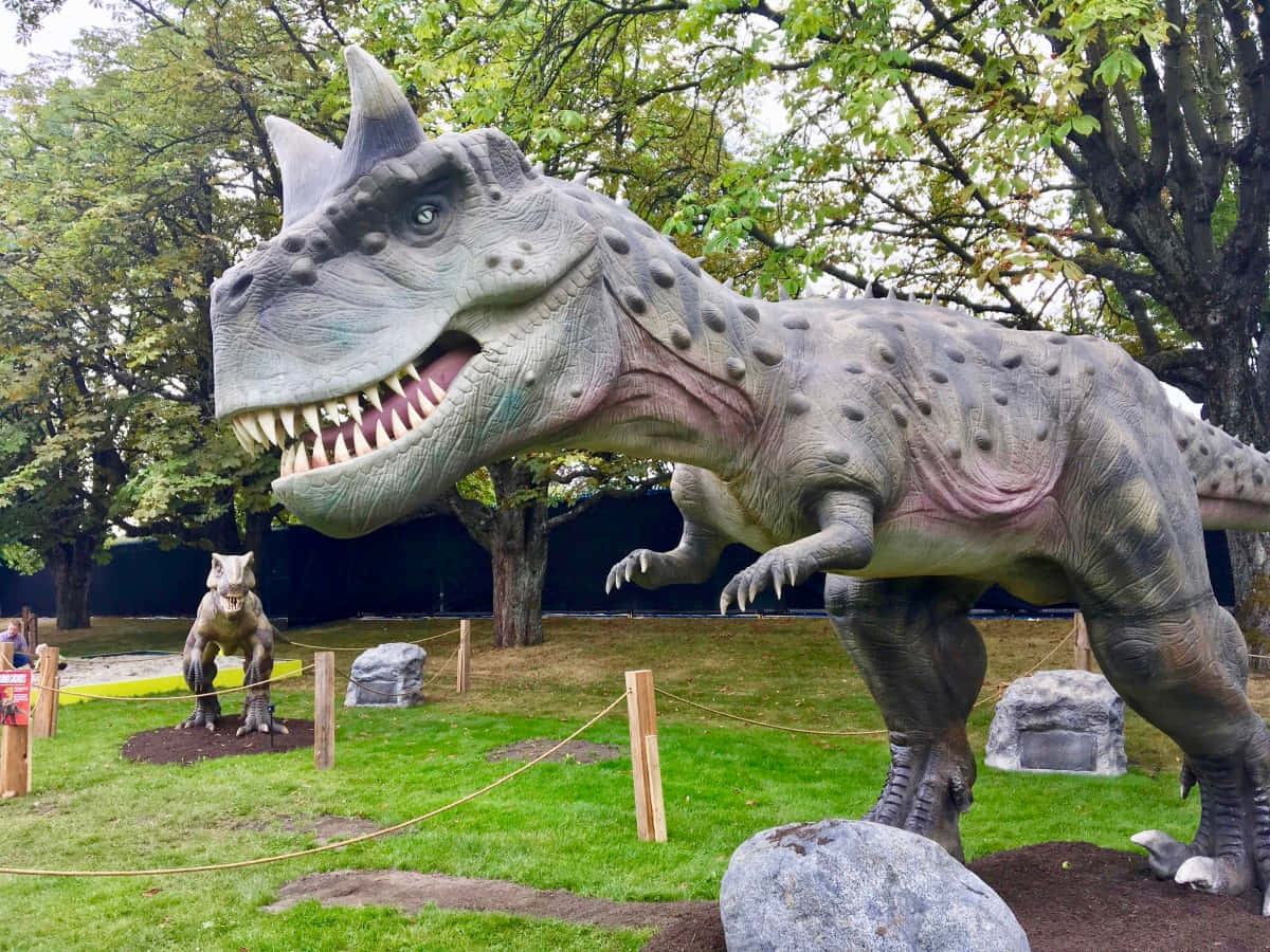 Et stort t-rex statuen i en park