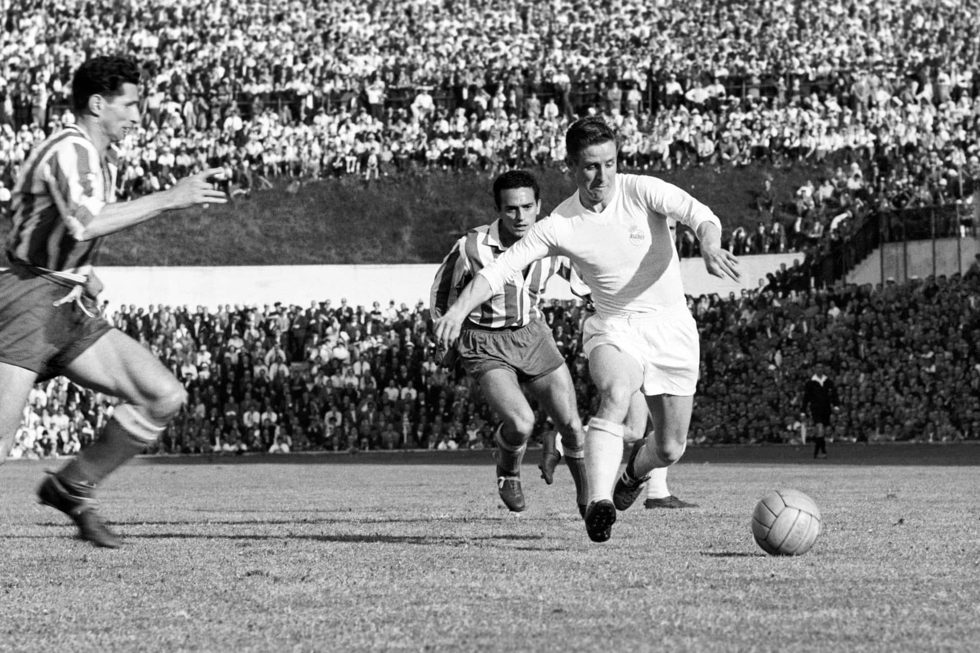 Real Madrid Raymond Kopa In Action 1958 Wallpaper