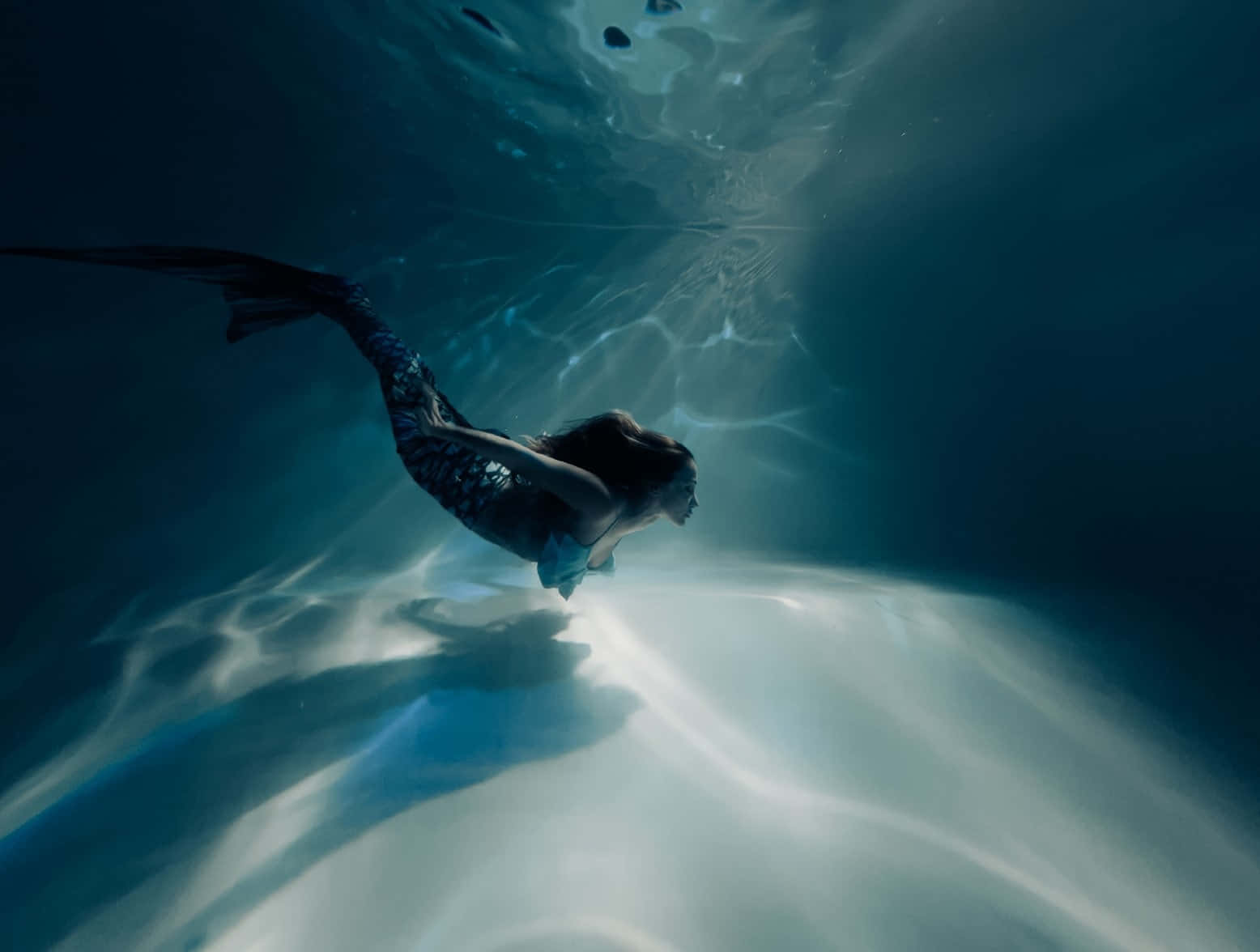 Frygtløsog Fri: Udforsk Havets Mystiske Dybder Med En Rigtig Havfrue.