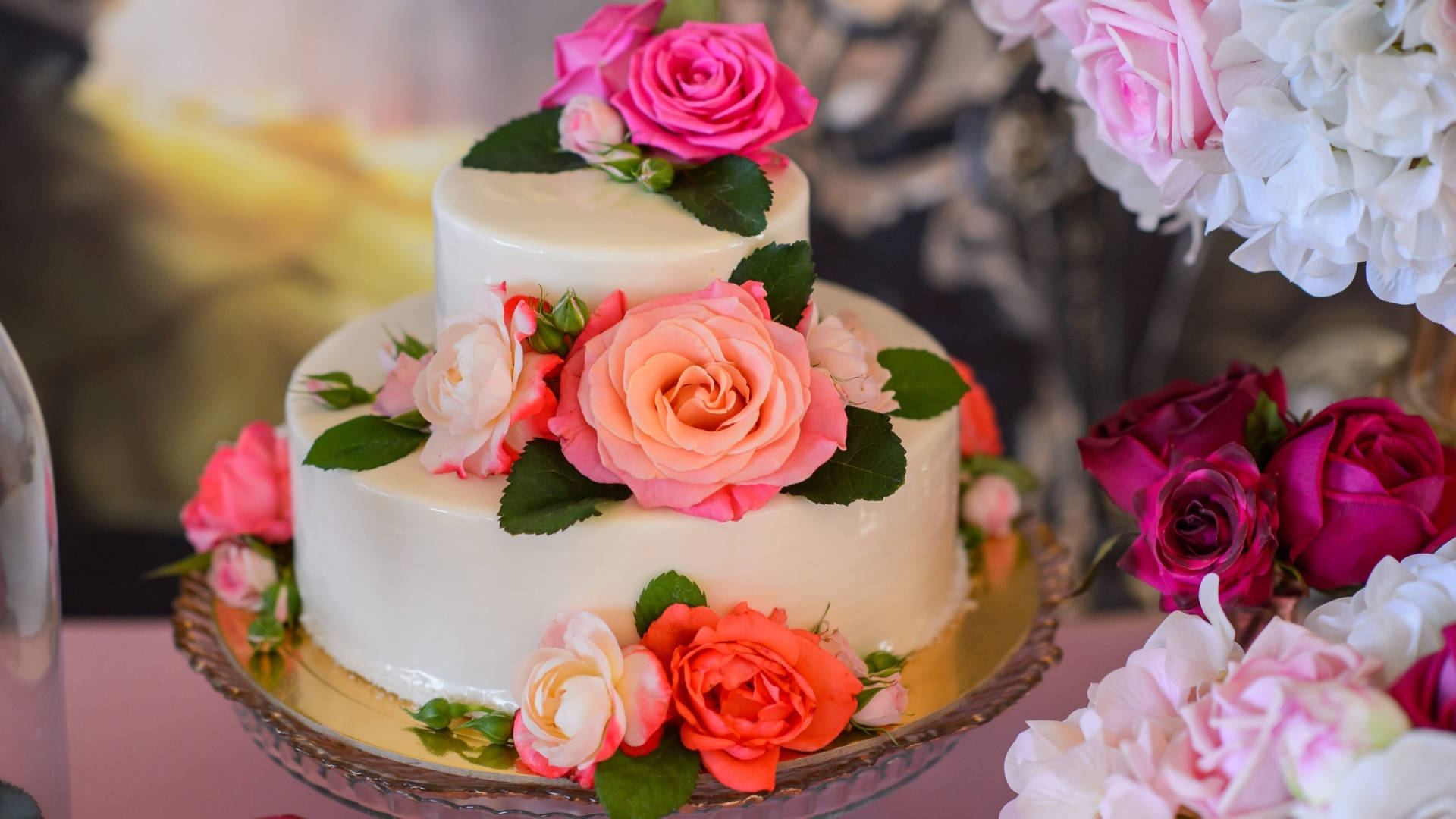 Real Red And Pink Roses Wedding Cake Wallpaper