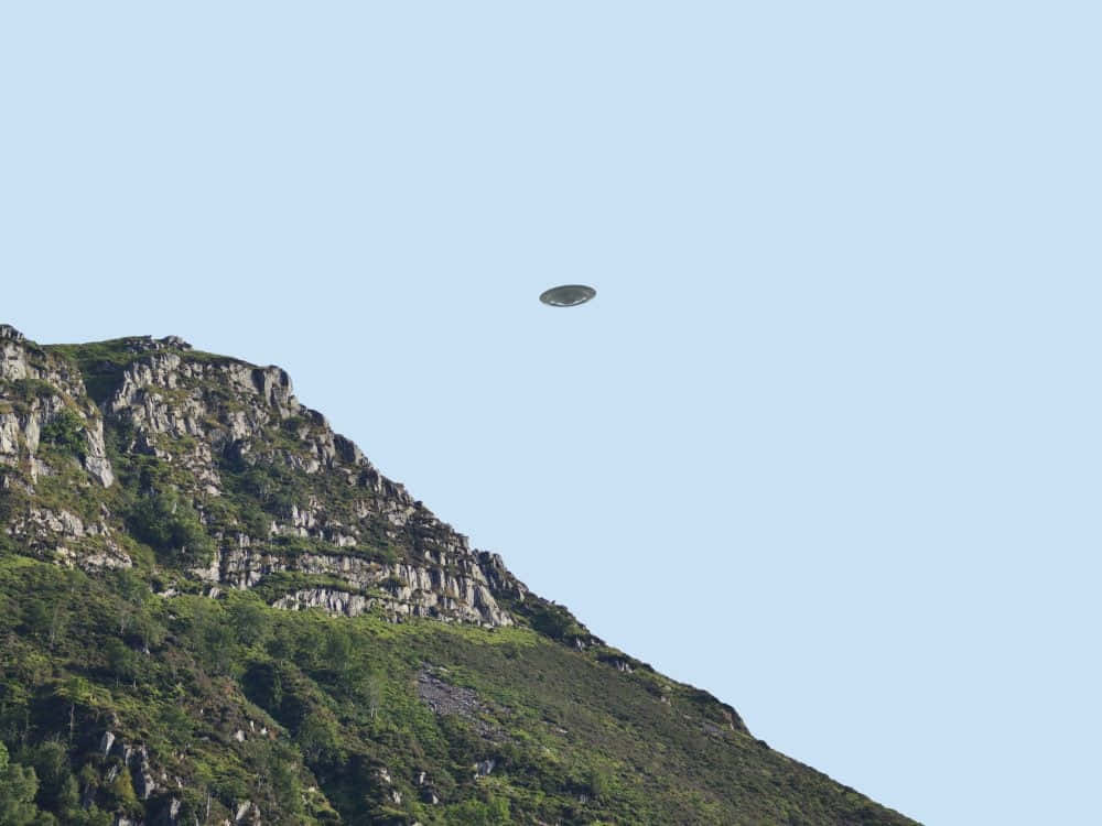 Veraimmagine Di Un Ufo In Volo Vicino Alle Montagne Rocciose