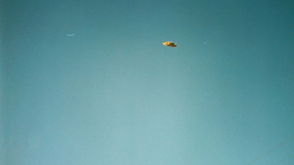 Imagende Una Nave Real De Ufo Pequeña En Un Cielo Azul
