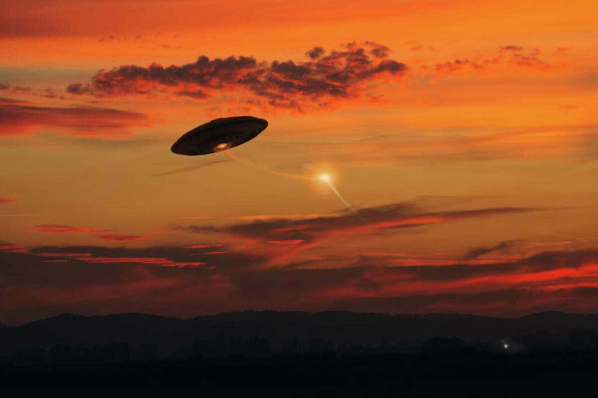 Immaginedi Un Vero Ufo Volante Nel Cielo Arancione Del Tramonto.