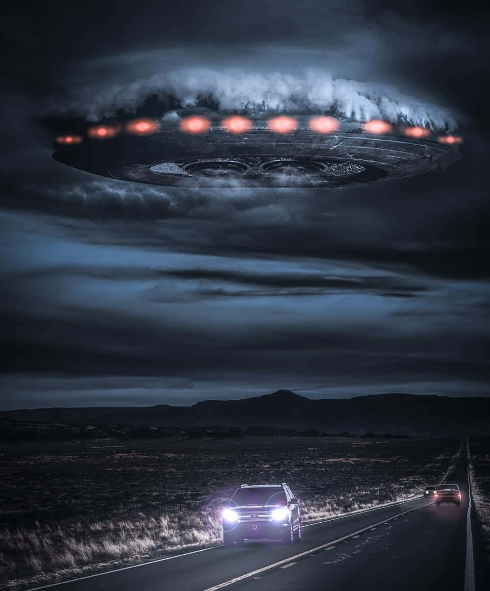 Veraastronave Ufo Sopra L'immagine Di Una Macchina Sulla Strada.