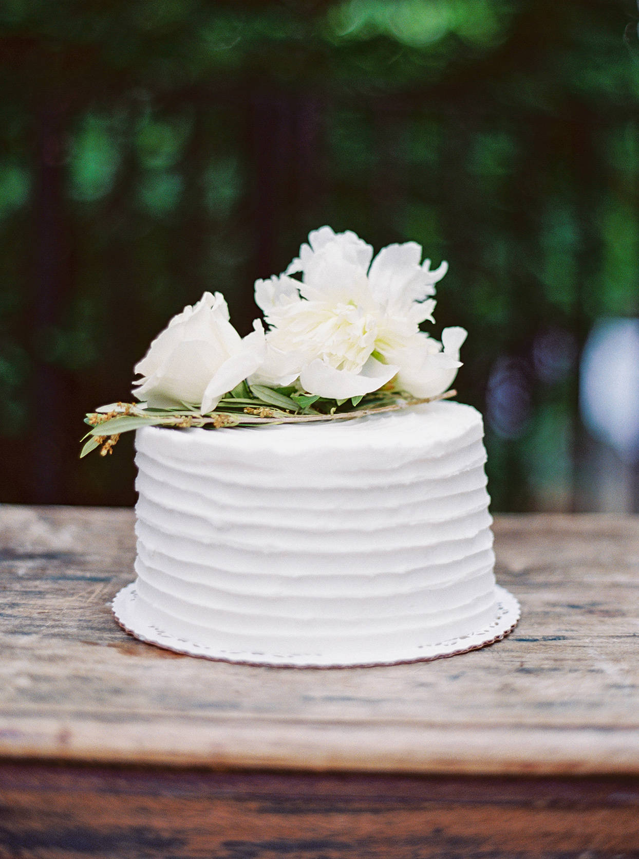 Real White Roses Wedding Cake Wallpaper