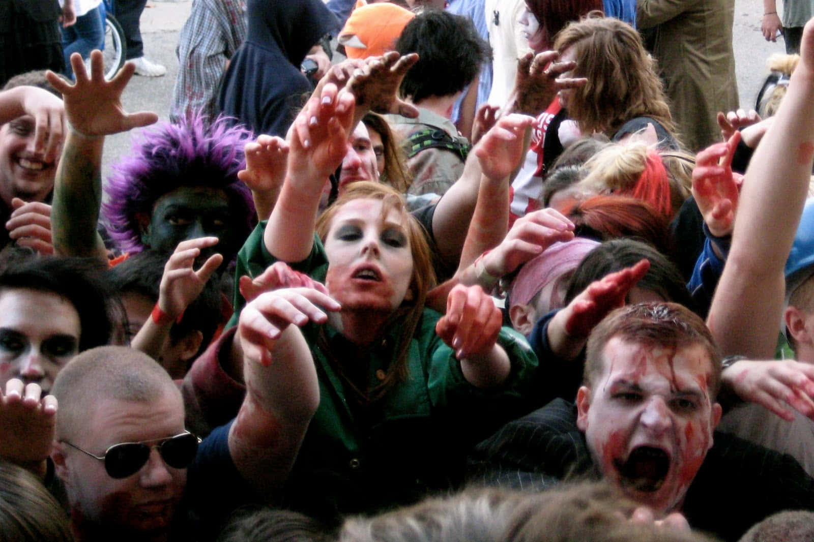 Ungrupo De Personas Con Maquillaje De Zombies.