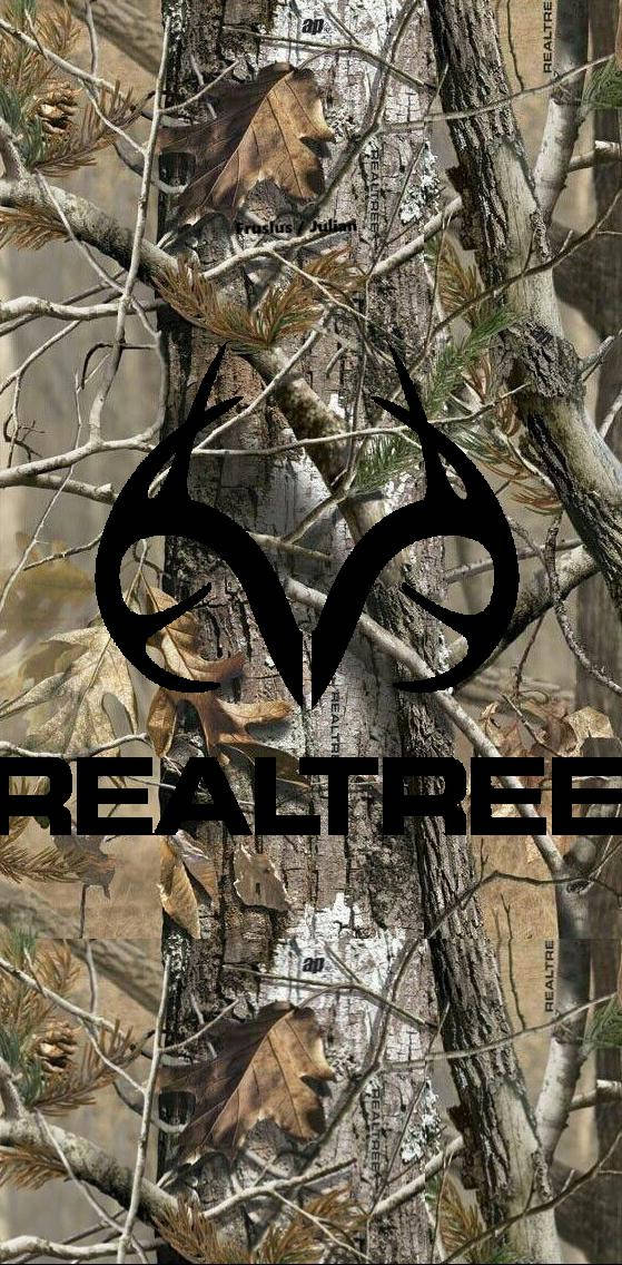 Realtree Trunks With Dried Leaves Wallpaper