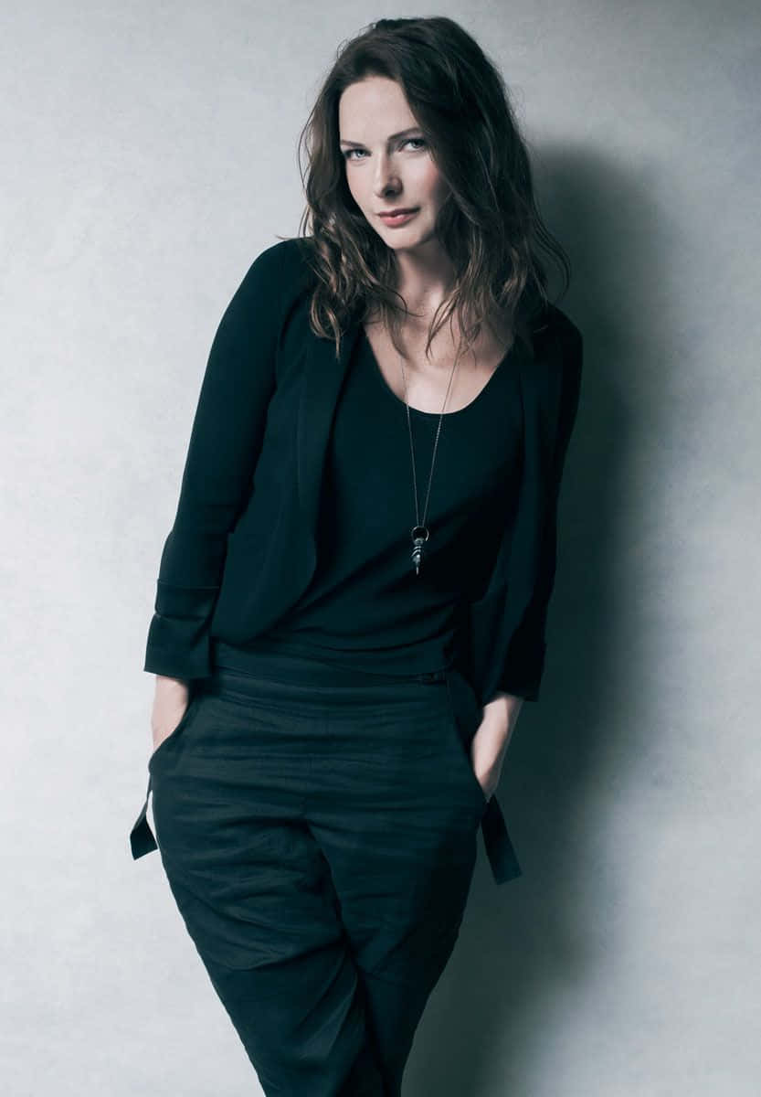 Rebecca Ferguson svensk skuespiller iført sorte tøj desktop baggrund Wallpaper