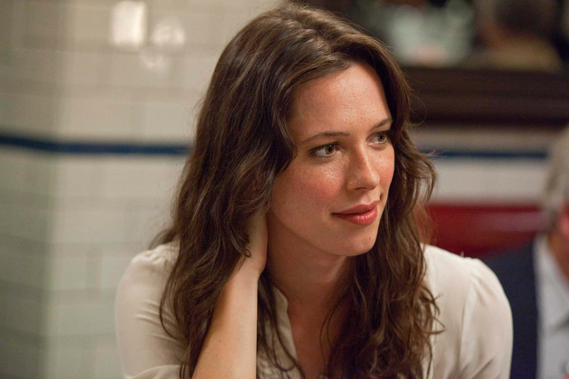 Rebecca Hall Poseert Tijdens Een Fotoshoot Achtergrond