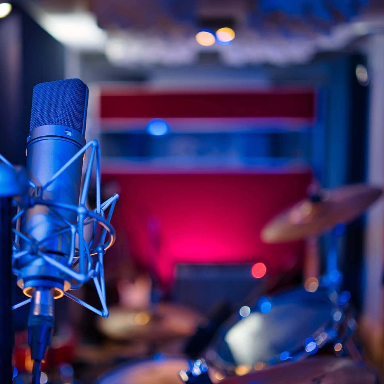 Einmikrofon Sitzt In Einem Aufnahmestudio.