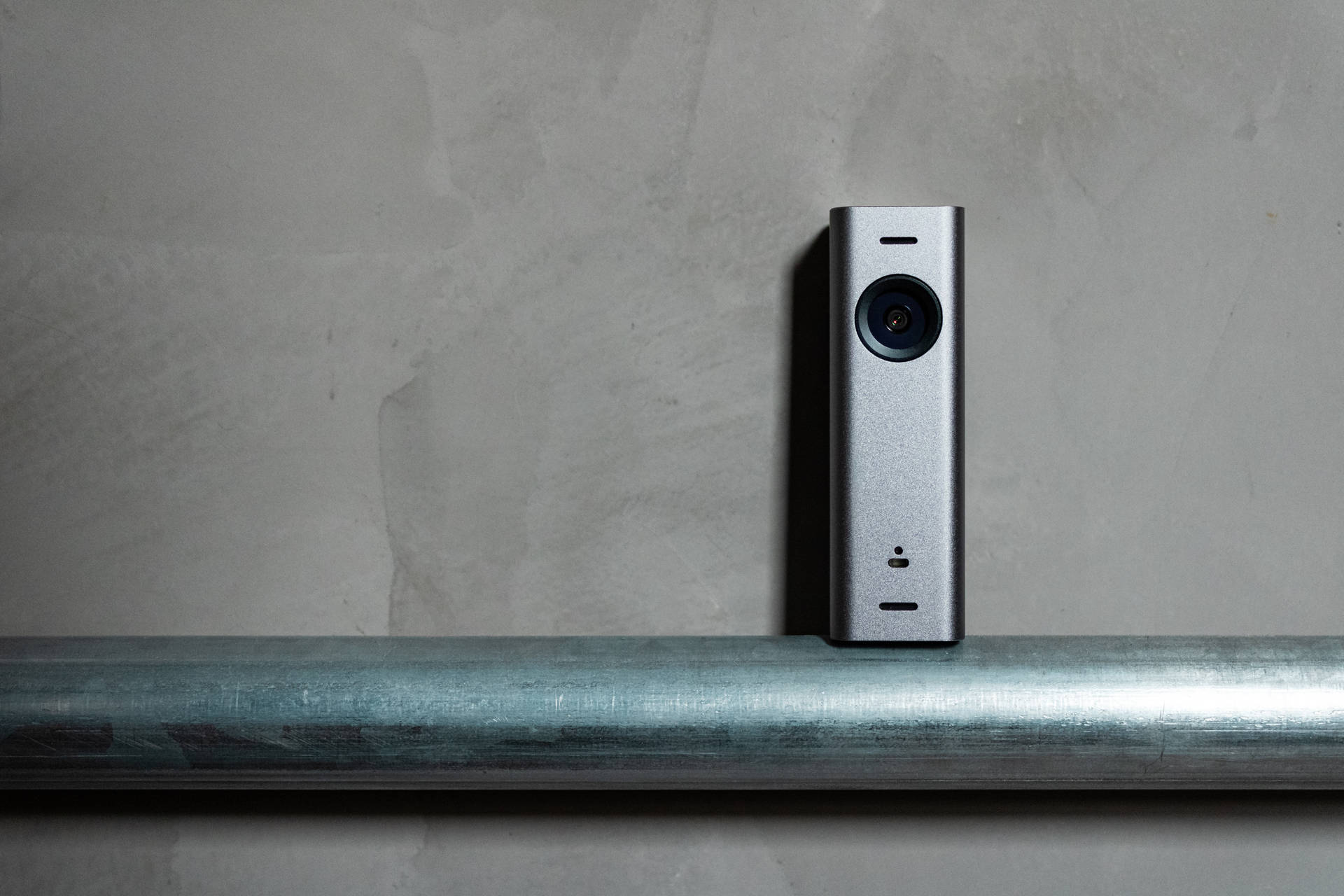 Rechteckige,hohe, Silberne Webcam Auf Metall Wallpaper