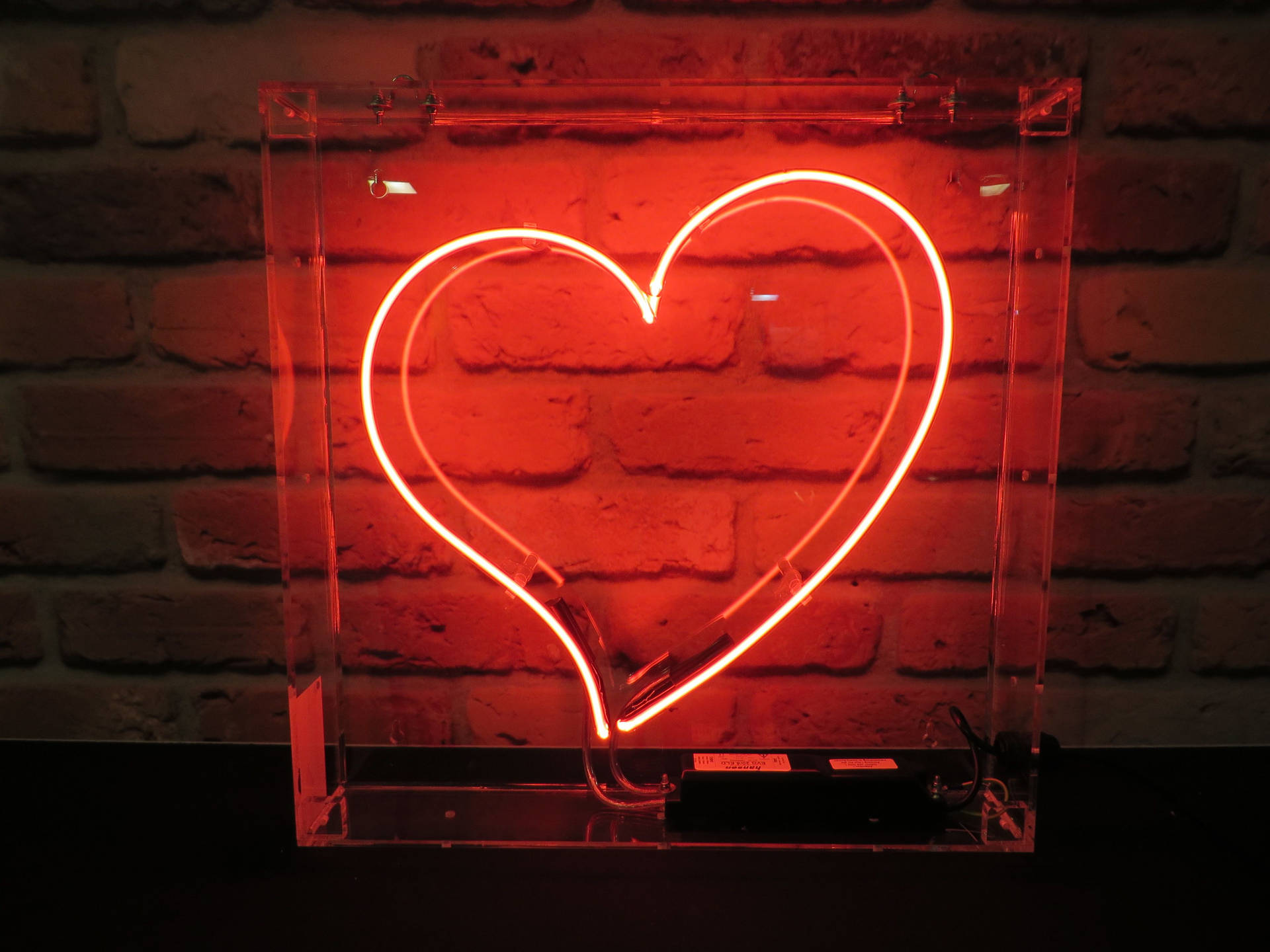 Rød Æstetisk Neon Hjerte Lampe Wallpaper