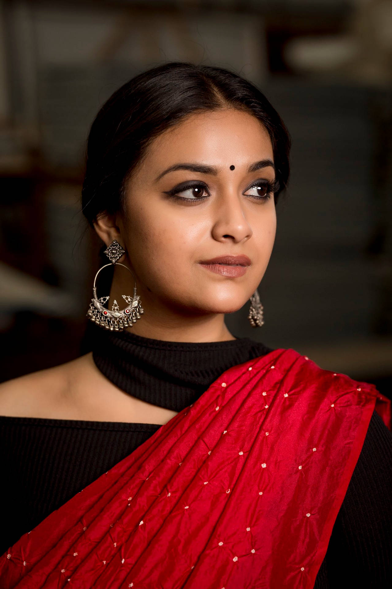 Rojoy Negro - Keerthi Suresh Con Un Sari Fondo de pantalla